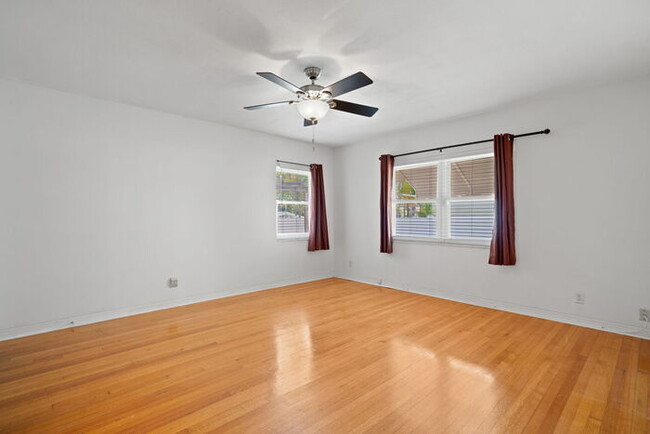 Building Photo - Beautiful Home For Rent in St Petersburg!