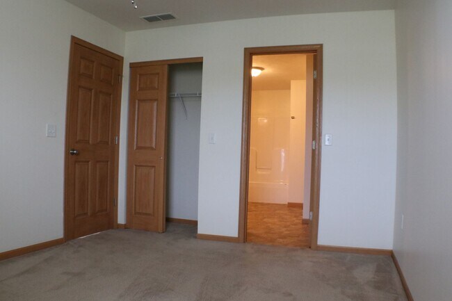 Building Photo - 2206 Shamrock Ln