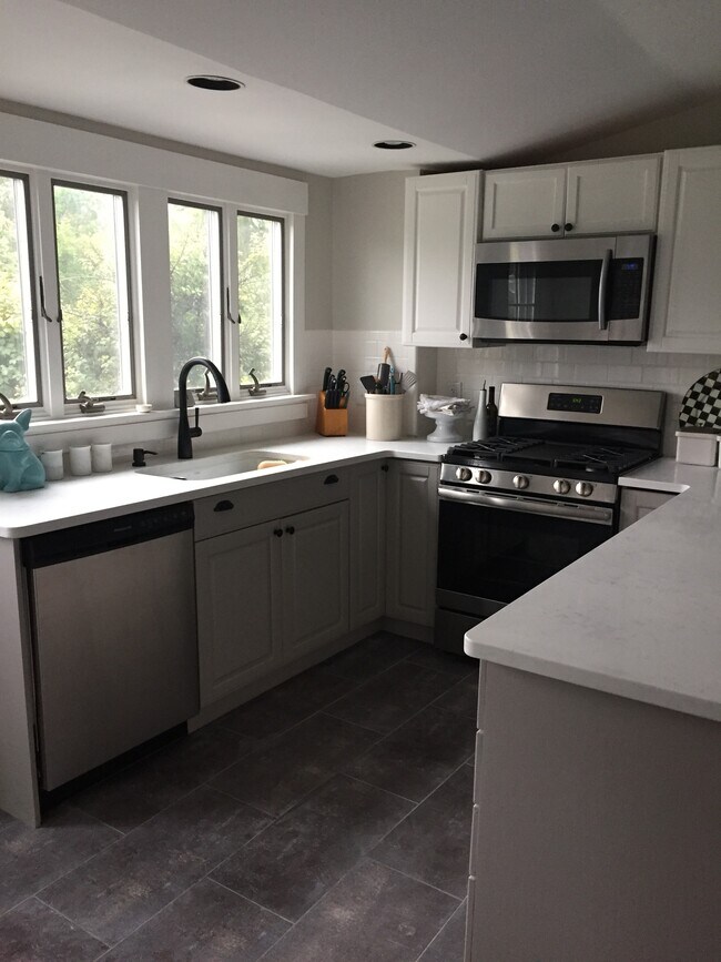 Building Photo - 166 Bush Ln