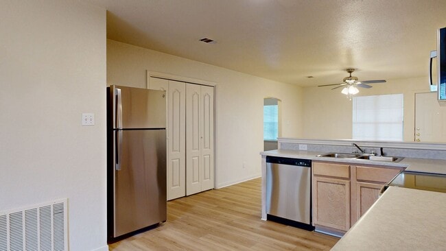 Building Photo - Look at all the space only $995!!!