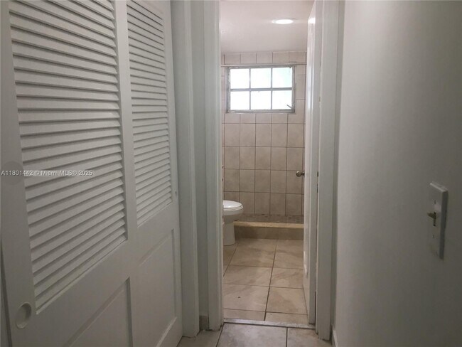 Building Photo - 4851 University Dr
