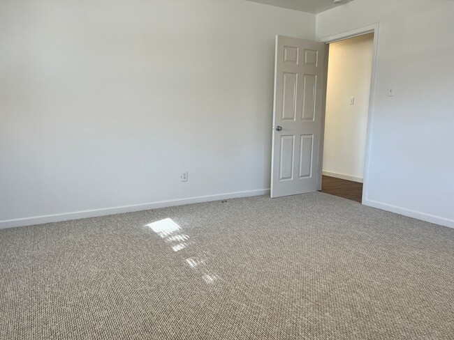 Building Photo - Newly Remodeled 3 bed 2 bath