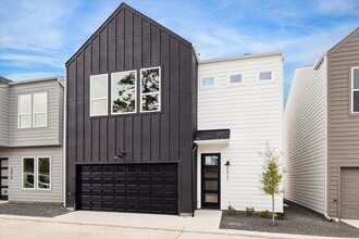 Building Photo - 5819 Mansfield St