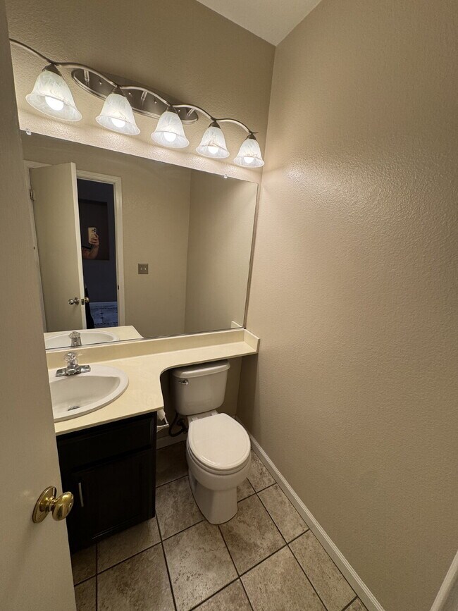Building Photo - Gorgeous 3 Bedroom, 2 1/2 Bathroom Home in Perfect Brentwood Location
