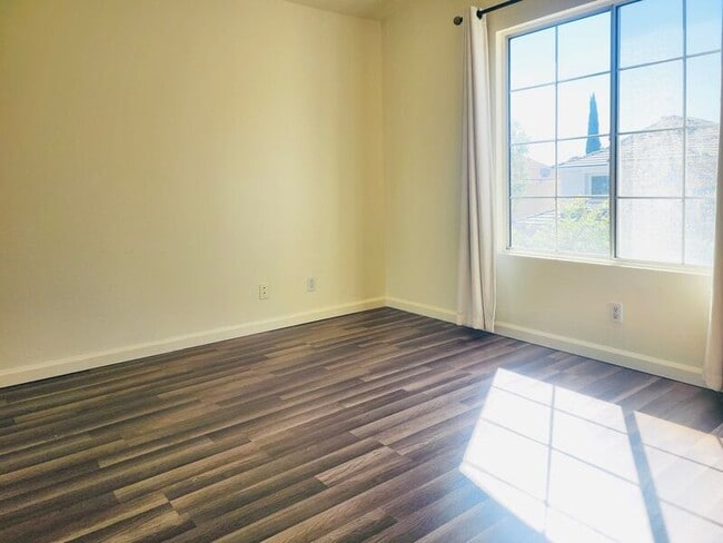 Building Photo - 5 Andaluz