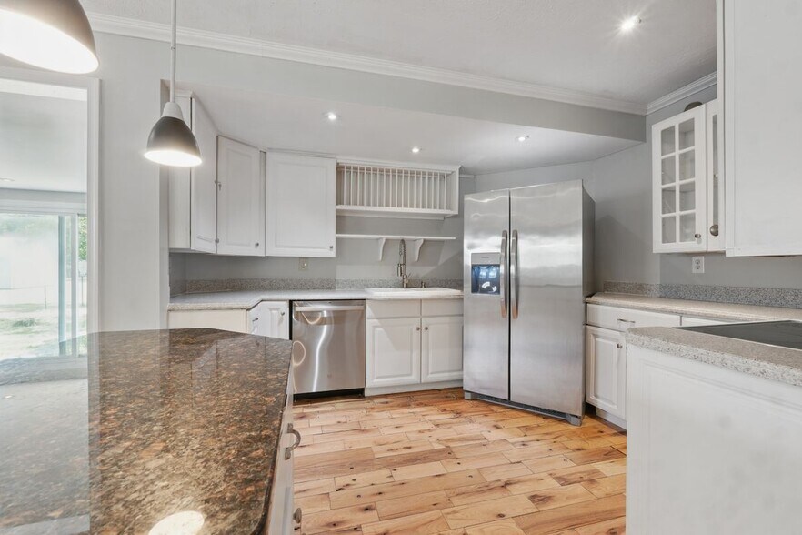 Building Photo - 3127 N Riverside Dr