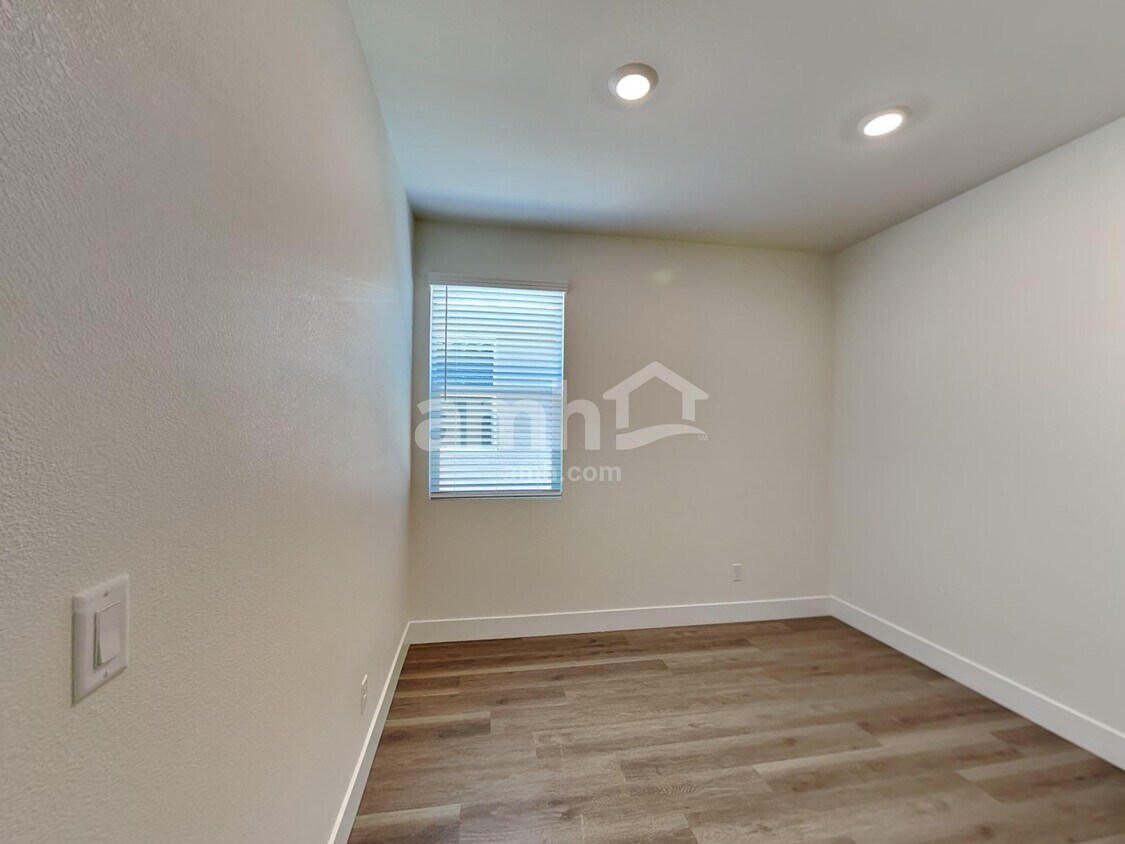Building Photo - 854 English Primrose St