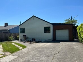 Building Photo - 4BR - West Seattle w/ 2 Kitchens. Landscaping Included!