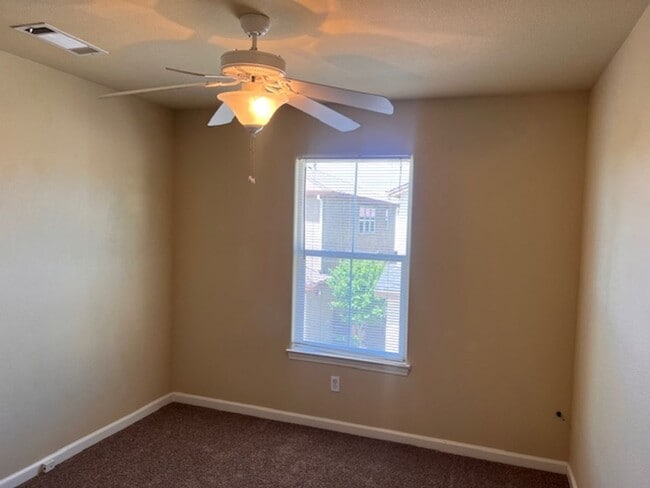 Building Photo - 3 Bedroom Home in Shasta View Gardens