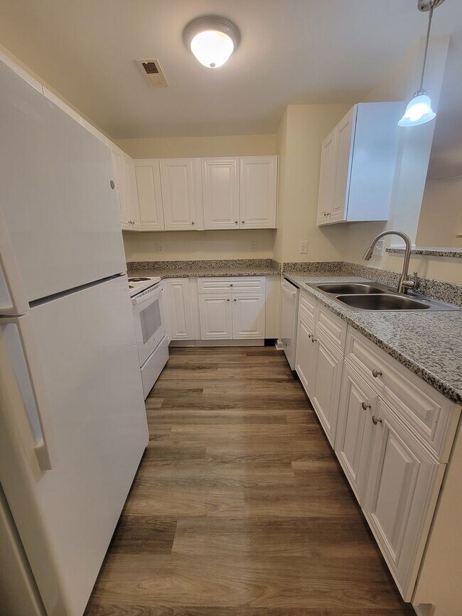 Building Photo - Cozy Convenient Condo