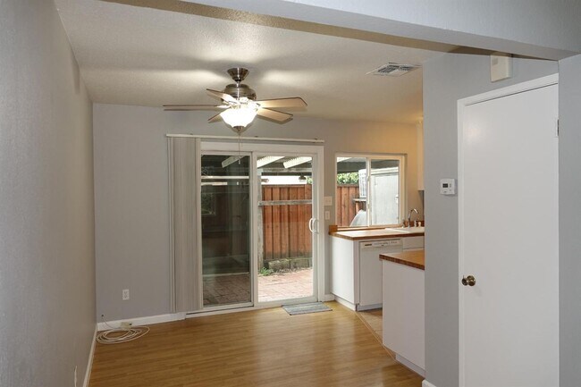 Building Photo - 8627 La Riviera Dr