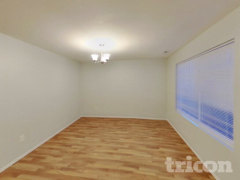 Building Photo - 2254 SW Siskin Cir