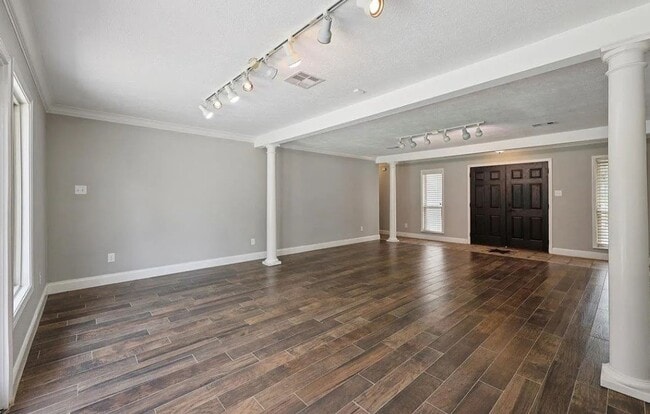 Building Photo - 1385 Fenwick Cir