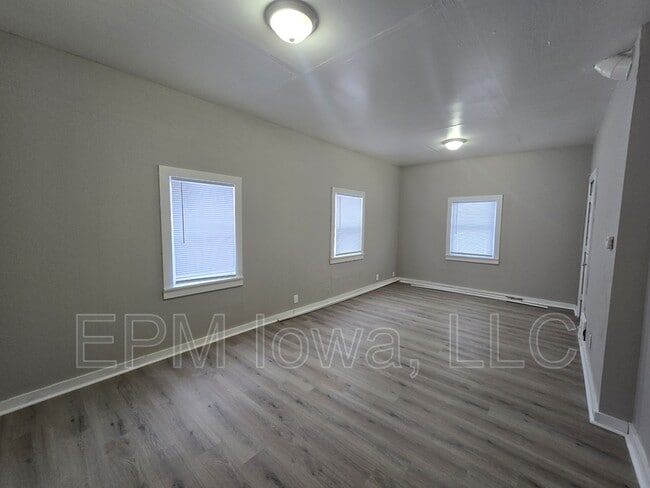 Building Photo - 406 Locust St