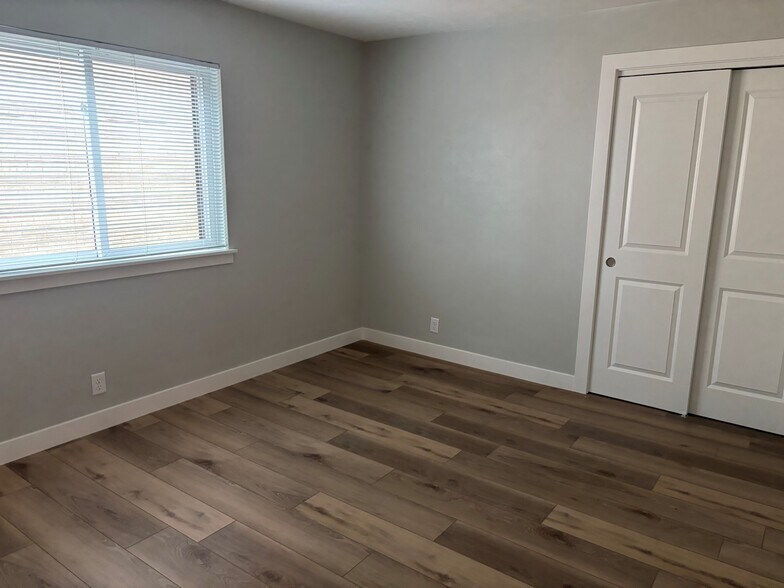 Building Photo - 1646 W 42nd St