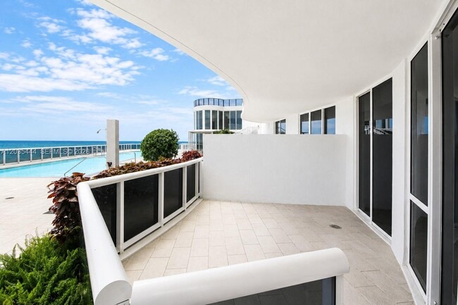 Building Photo - 15901 Collins Ave