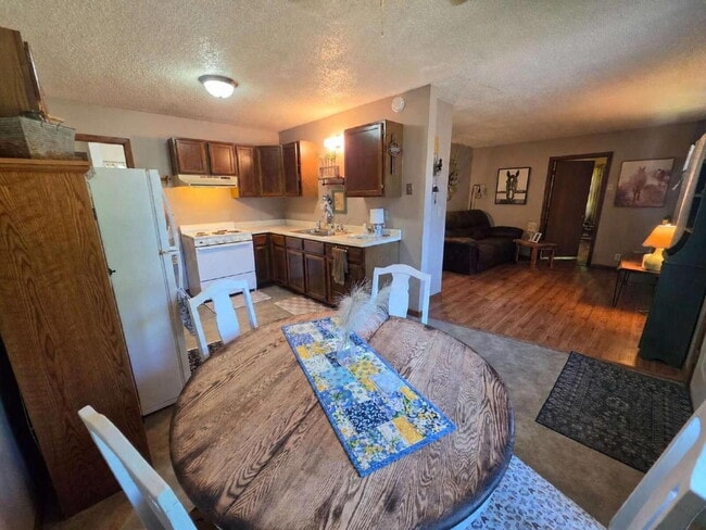 Building Photo - 2 Bedroom, 1 Bathroom with Attached Garage & Patio