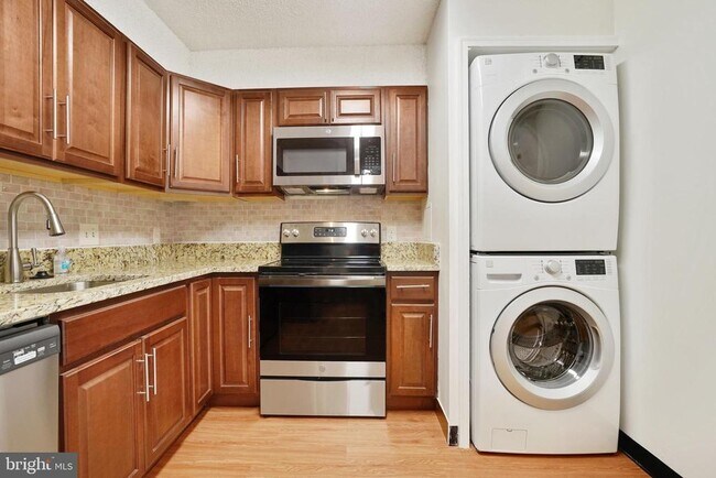 Building Photo - 3800 Powell Ln