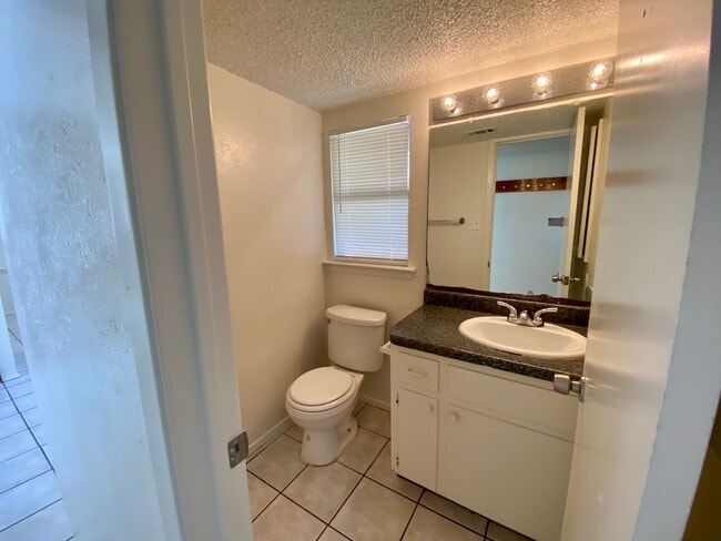 Building Photo - 30th-407 E