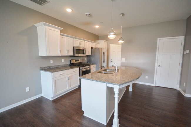 Building Photo - Exceptional townhouse with premium feature...