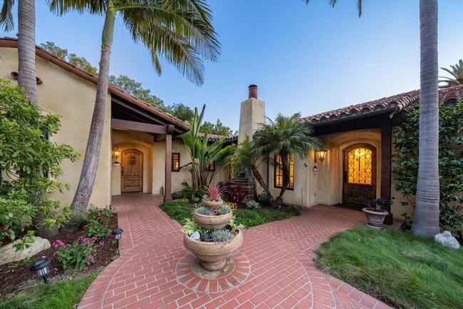 Building Photo - 4865 Vieja Dr