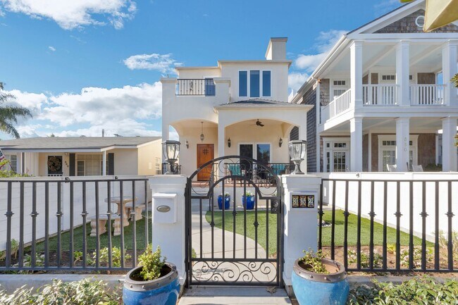 Building Photo - 3-bedroom 3.5 Coronado Village home near schools