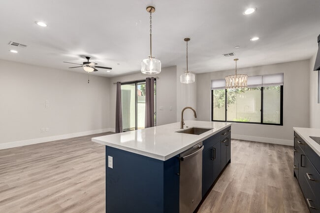 Building Photo - 165 E Lexington Ave