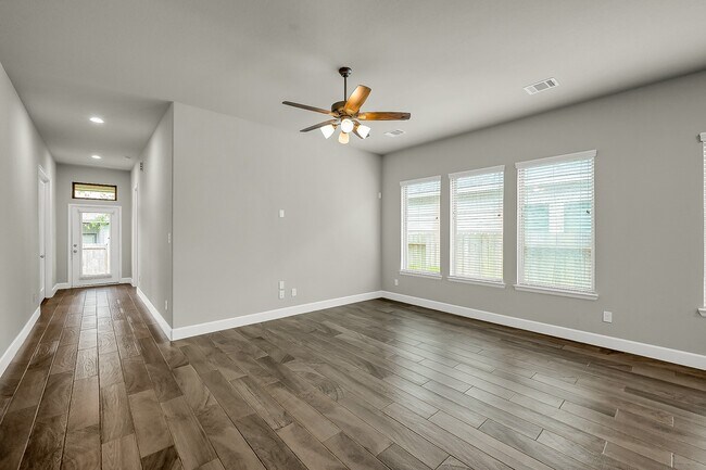 Building Photo - 328 Rise Ln