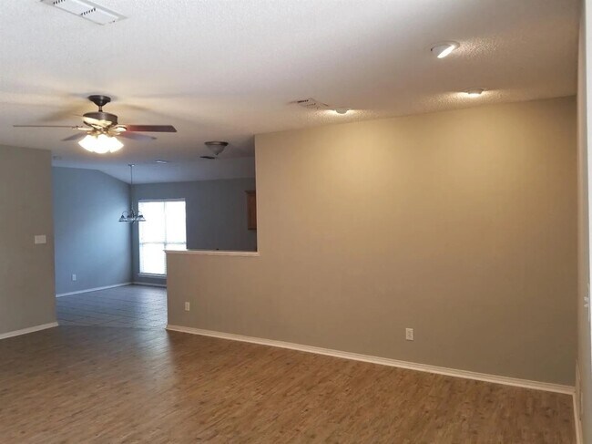 Building Photo - 507 N Hyden Ave