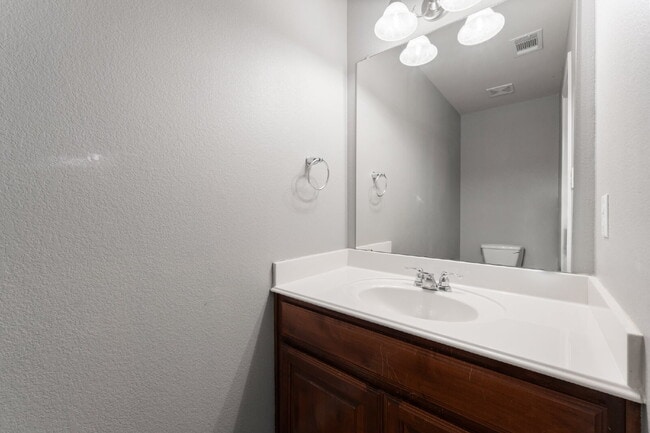 Building Photo - Spacious 5-Bedroom Retreat on Hidden Lake Court with Pool