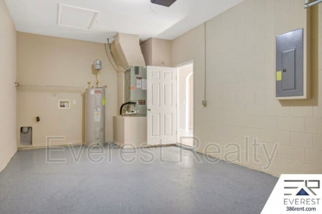 Building Photo - 27 Raintree Pl