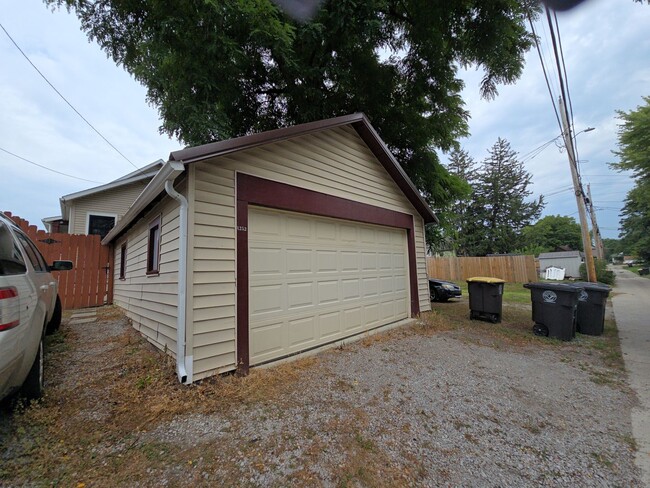 Building Photo - Charming 2-Bed, 1.5-Bath Single family hom...