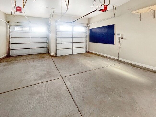 Building Photo - 1124 W Mesa Verde Dr
