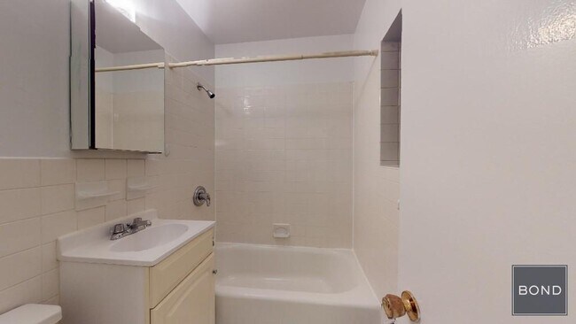 Building Photo - 233 E 81st St