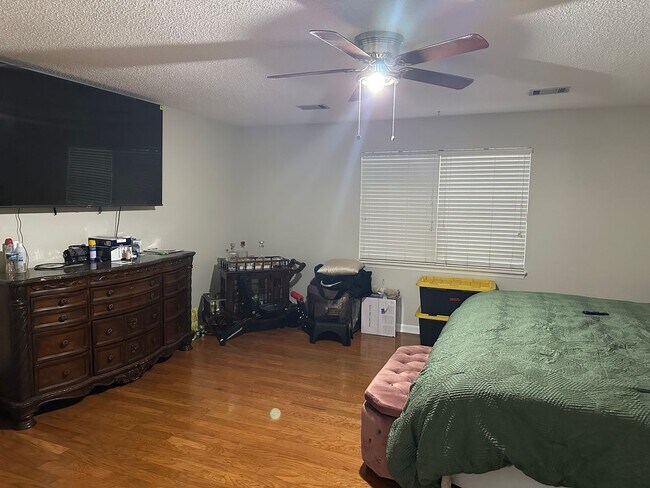 Building Photo - Beautiful 3/2 in Golf Course Community