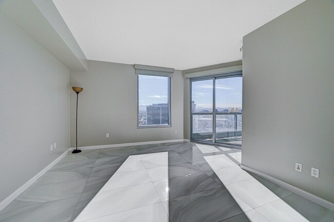 Building Photo - Turnberry Towers 2704- Strip/City Views fr...