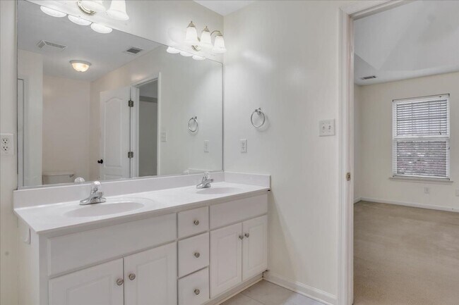 Building Photo - MOVE IN READY