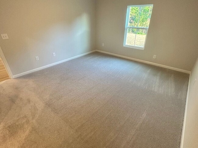Building Photo - LOCATION, LOCATION, LOCATION! 10 Minutes f...