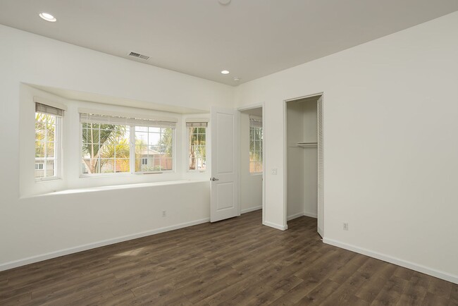 Building Photo - 3 Primary Suite Home 1 Block From the Beach