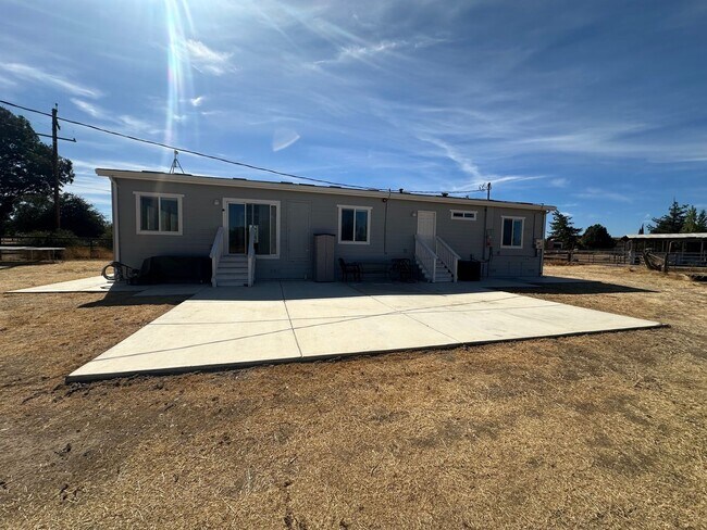 Building Photo - Updated 1 Story Home With Large Lot