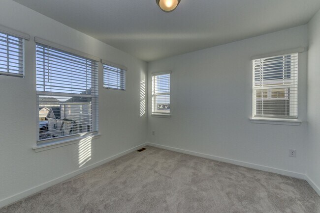 Building Photo - Beautiful 4 bed, 3 bath Townhome with 2 car garage ready for move in!
