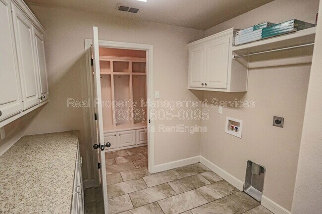 Building Photo - 9604 Justice Ave