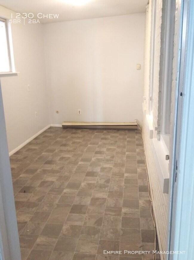 Building Photo - 5 Bedroom 1.5 Bath House in Allentown