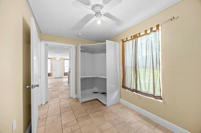 Building Photo - 120 Pleasant Pl