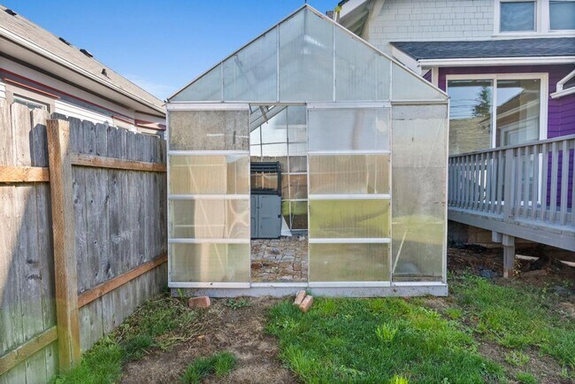 Building Photo - Spacious 3-Bed Tacoma Home w/ Office, A/C,...