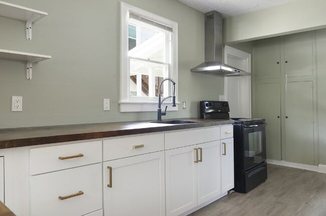 Building Photo - FLEXIBLE LEASE OPTIONS. CHARMING RENOVATED TWO BEDROOM TWO BATHROOM BUNGALOW JUST MINUTES TO DOWN...