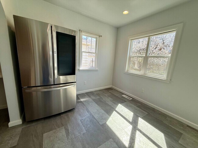 Building Photo - 3 Bedroom / 2 Bath Home - Bespoke Elegance in the University District!