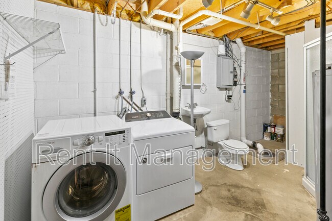 Building Photo - 15421 R St