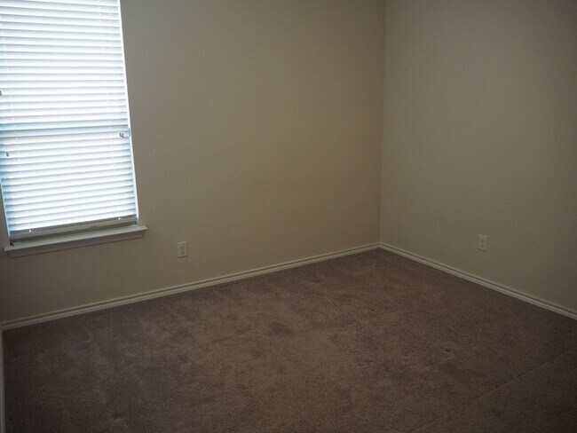 Building Photo - 812 Dove Cv