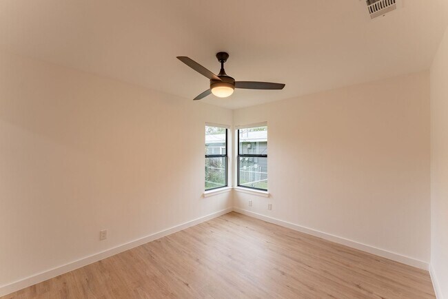 Building Photo - Incredible Windsor Park location right in the heart of Austin!